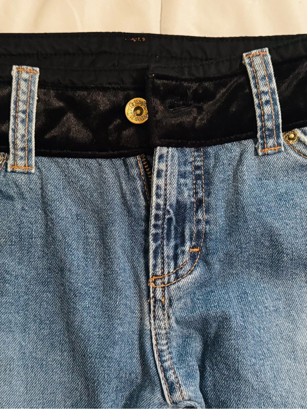 Women , light Blue Washed Denim , 3/4 Jeans.
